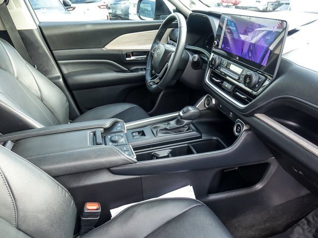 Used 2025 Toyota Grand Highlander AWD image 35