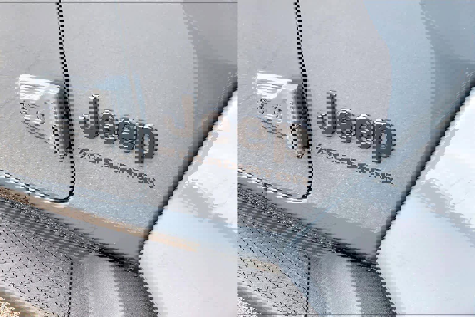 Used 2025 Jeep Gladiator Sport image 31