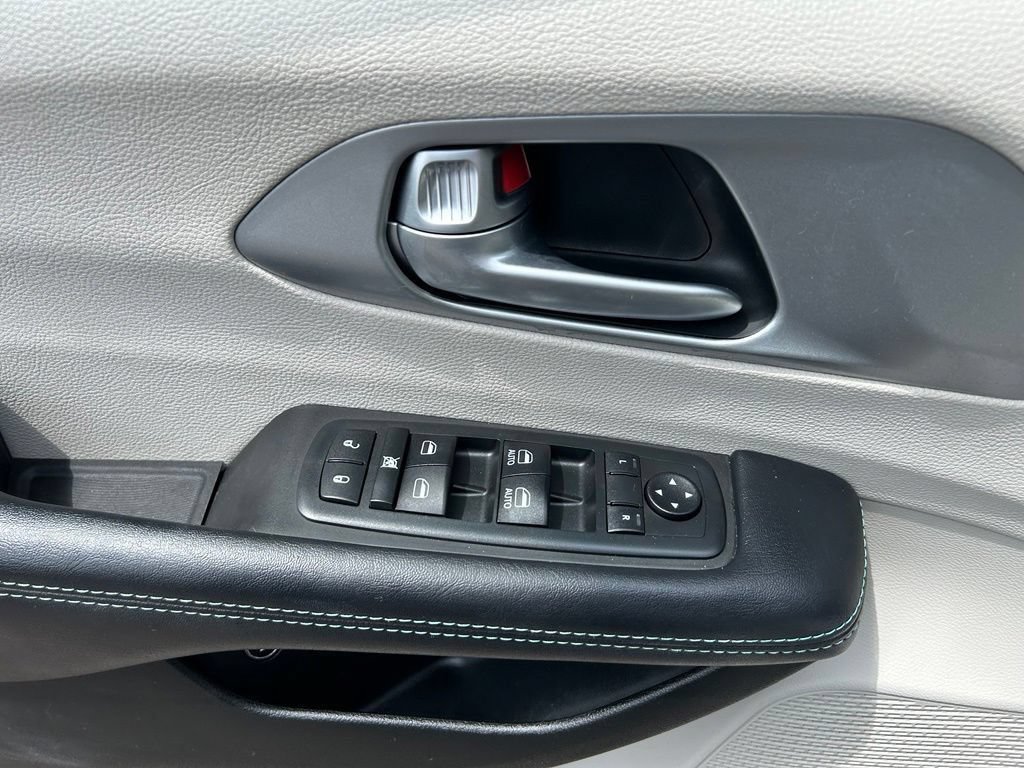 Used 2017 Chrysler Pacifica Platinum FWD image 15