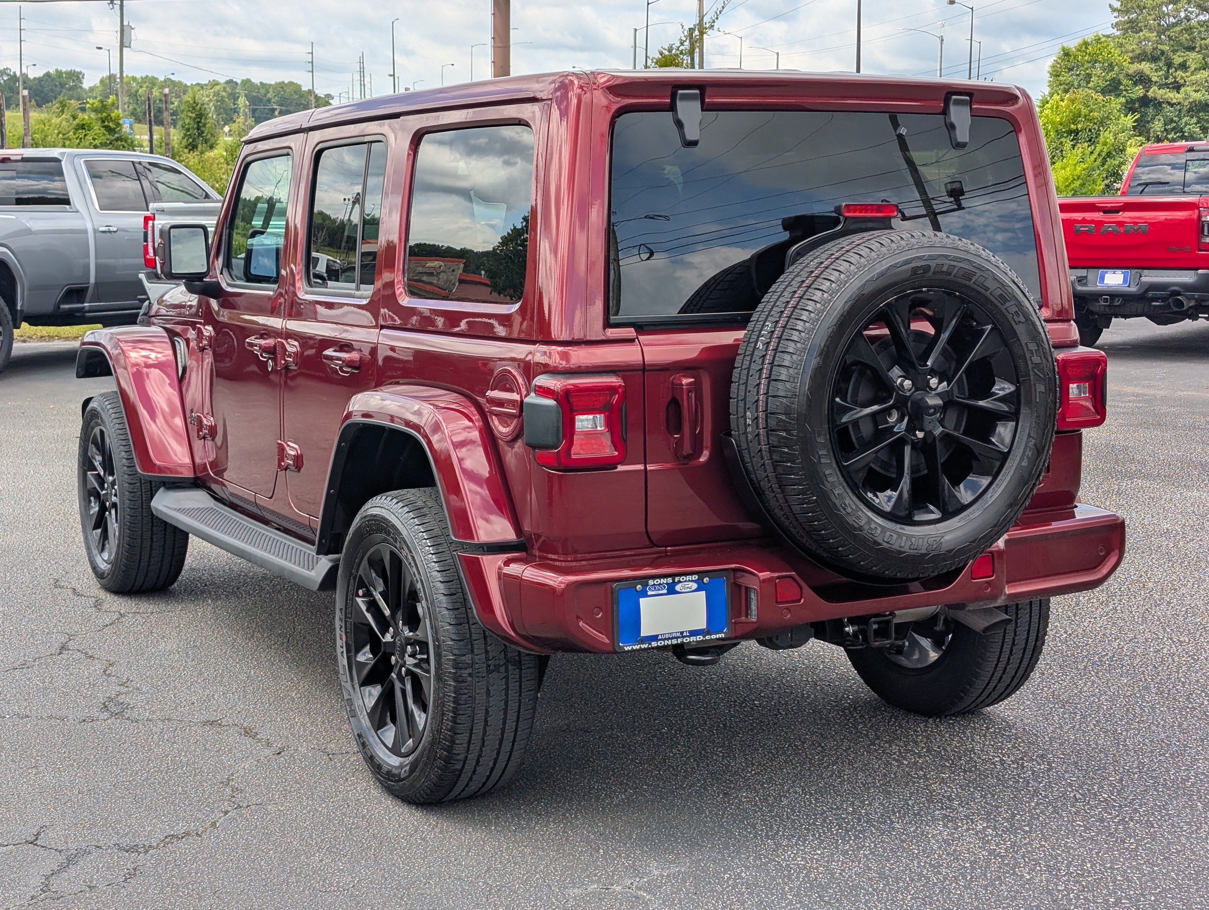 Used 2021 Jeep Wrangler Unlimited Sahara AWD/4WD image 13
