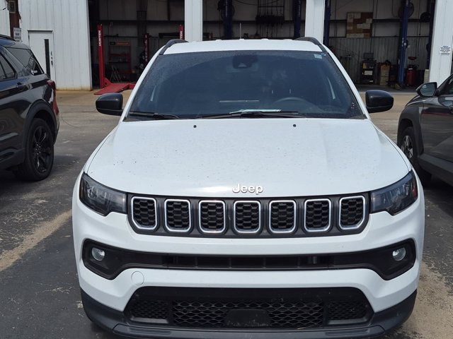 Used 2024 Jeep Compass Latitude AWD/4WD image 2