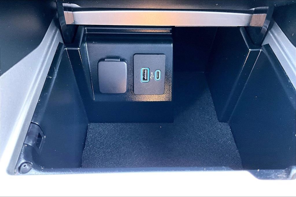 Certified 2021 Ford Explorer XLT w/ Equipment Group 202A image 33