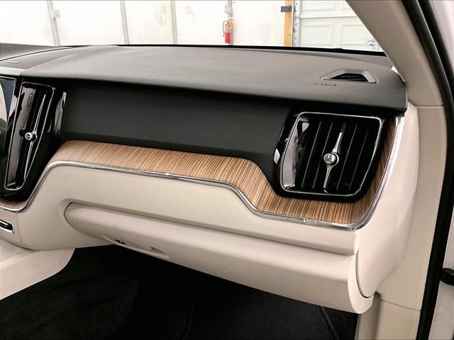 Used 2019 Volvo XC60 T5 Momentum w/ Multimedia Package AWD/4WD image 15