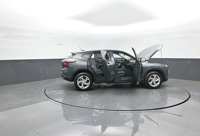 Used 2025 Chevrolet Trax LS w/ LS Convenience Package image 32
