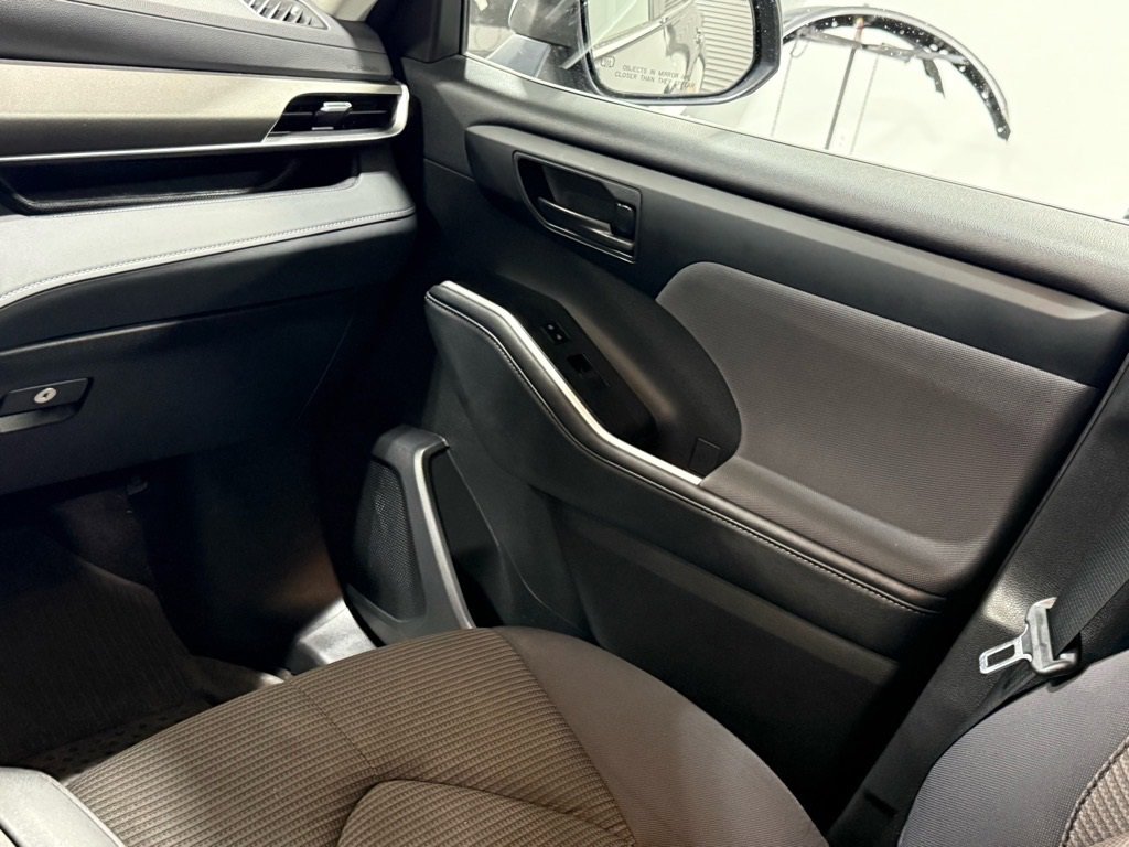 Used 2023 Toyota Highlander L image 12