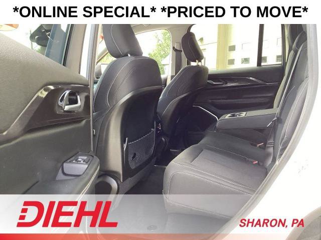 Used 2022 Jeep Grand Cherokee Laredo w/ Luxury Tech Group I AWD/4WD image 18
