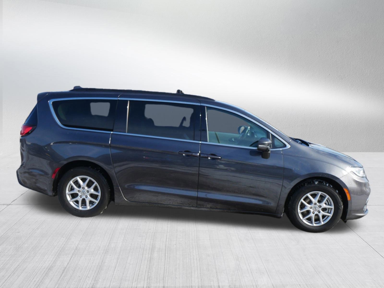 Used 2022 Chrysler Pacifica Touring-L image 6