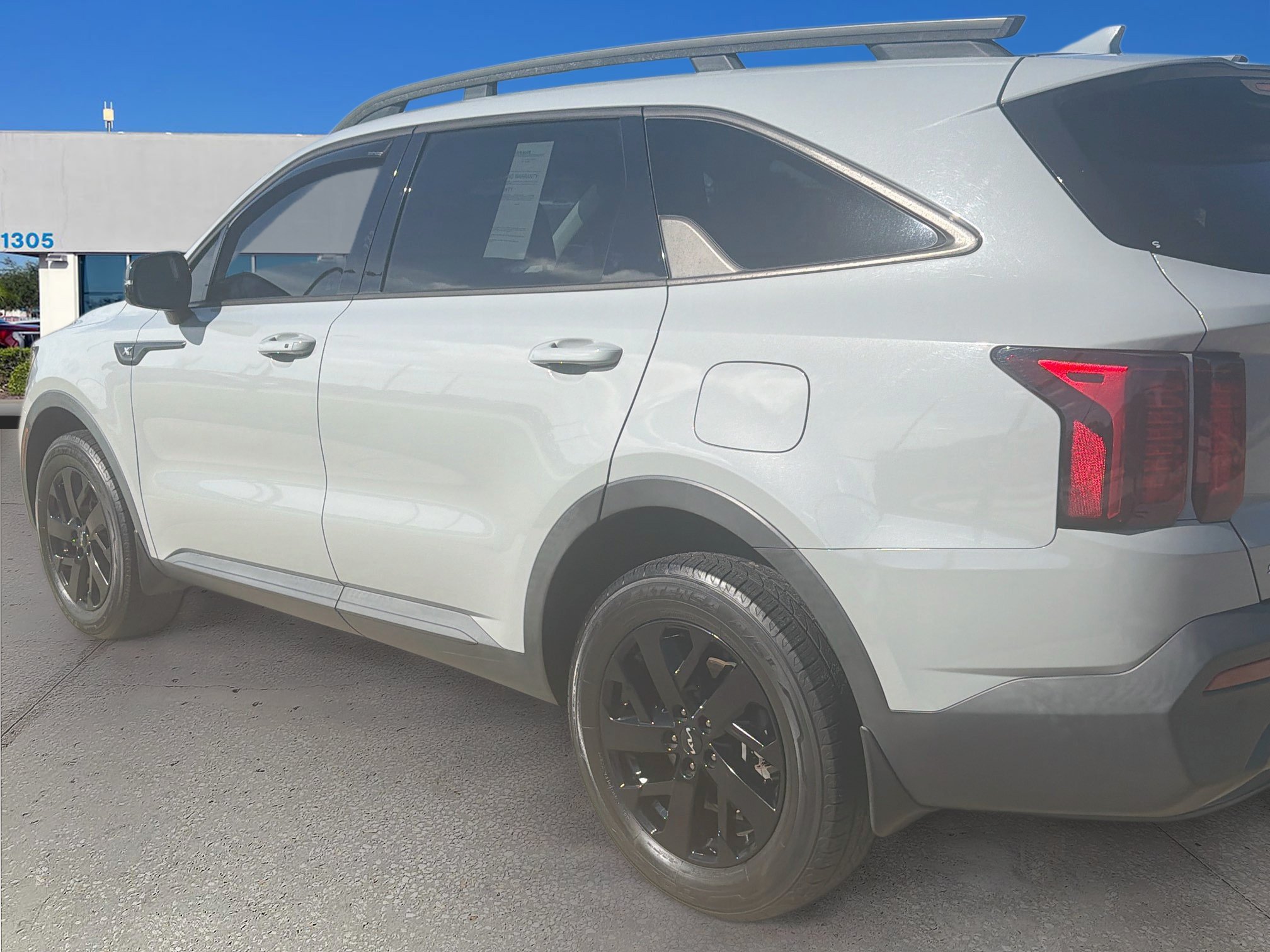 Used 2023 Kia Sorento S w/ Panoramic Sunroof Package AWD/4WD image 3