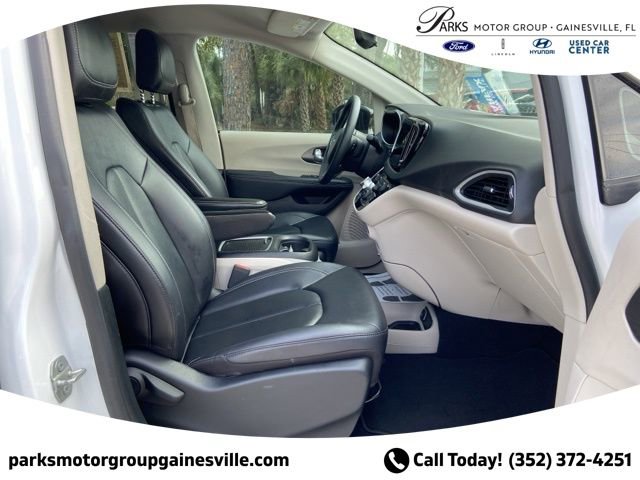 Used 2024 Chrysler Pacifica Touring-L image 16