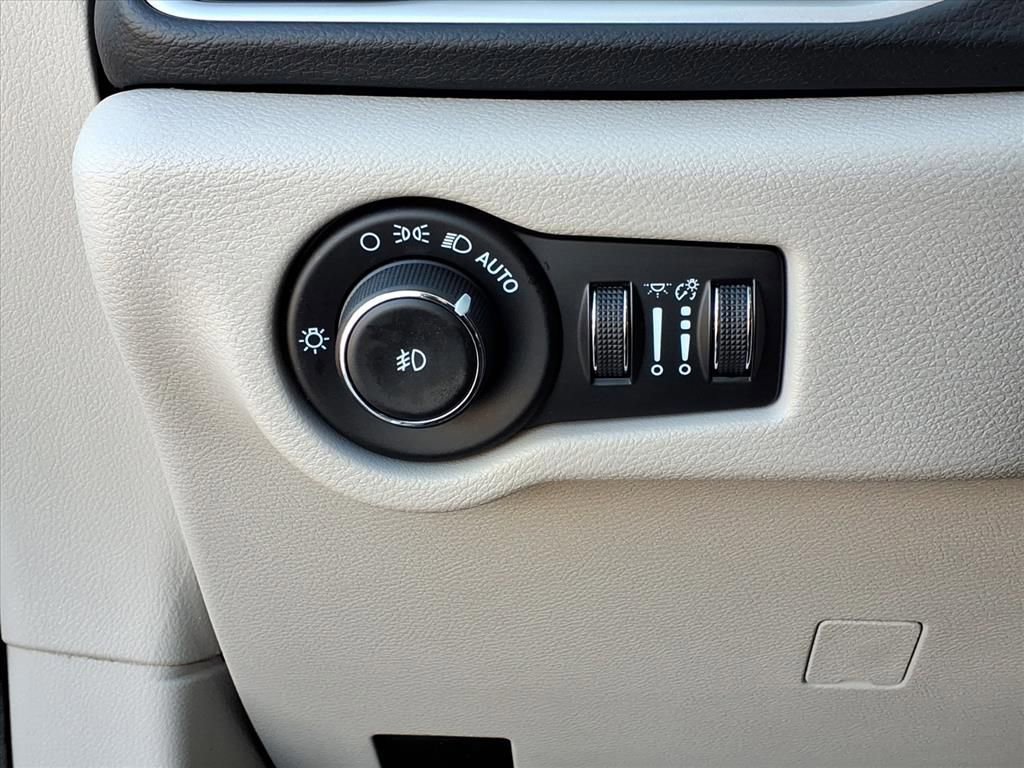 Used 2022 Chrysler Pacifica Touring-L image 16