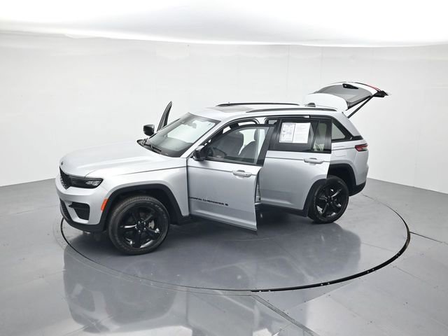 Used 2024 Jeep Grand Cherokee Altitude AWD/4WD image 46