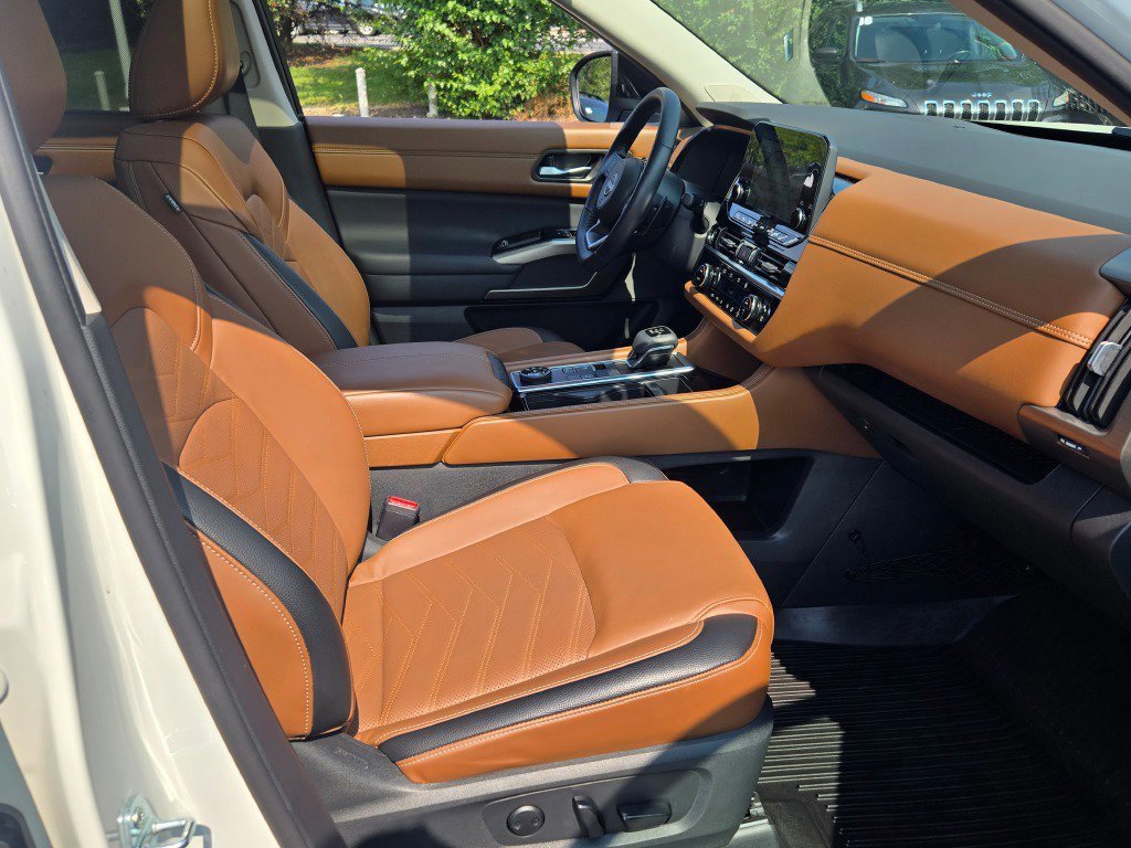 Used 2024 Nissan Pathfinder Platinum image 8