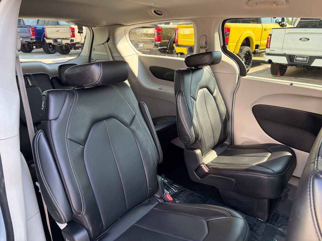 Used 2024 Chrysler Pacifica Touring-L FWD image 18