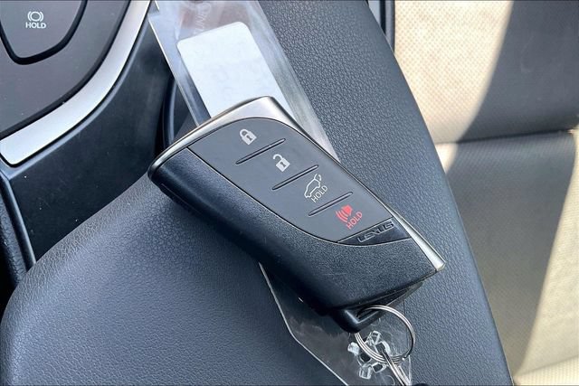 Used 2019 Lexus UX 200 w/ Premium Package FWD image 11
