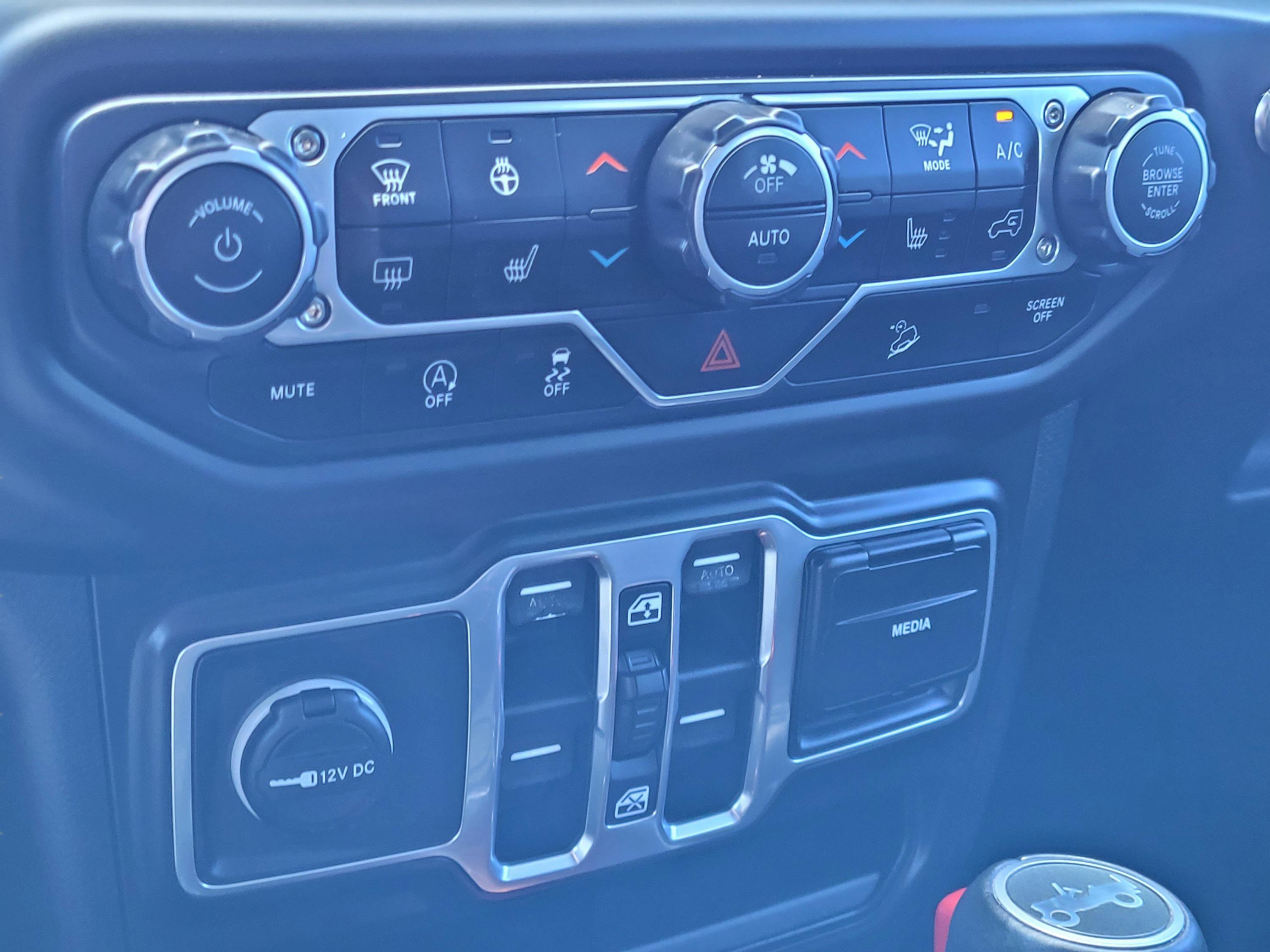 Used 2018 Jeep Wrangler Unlimited Sahara w/ Uconnect 4C Nav & Sound Group AWD/4WD image 22