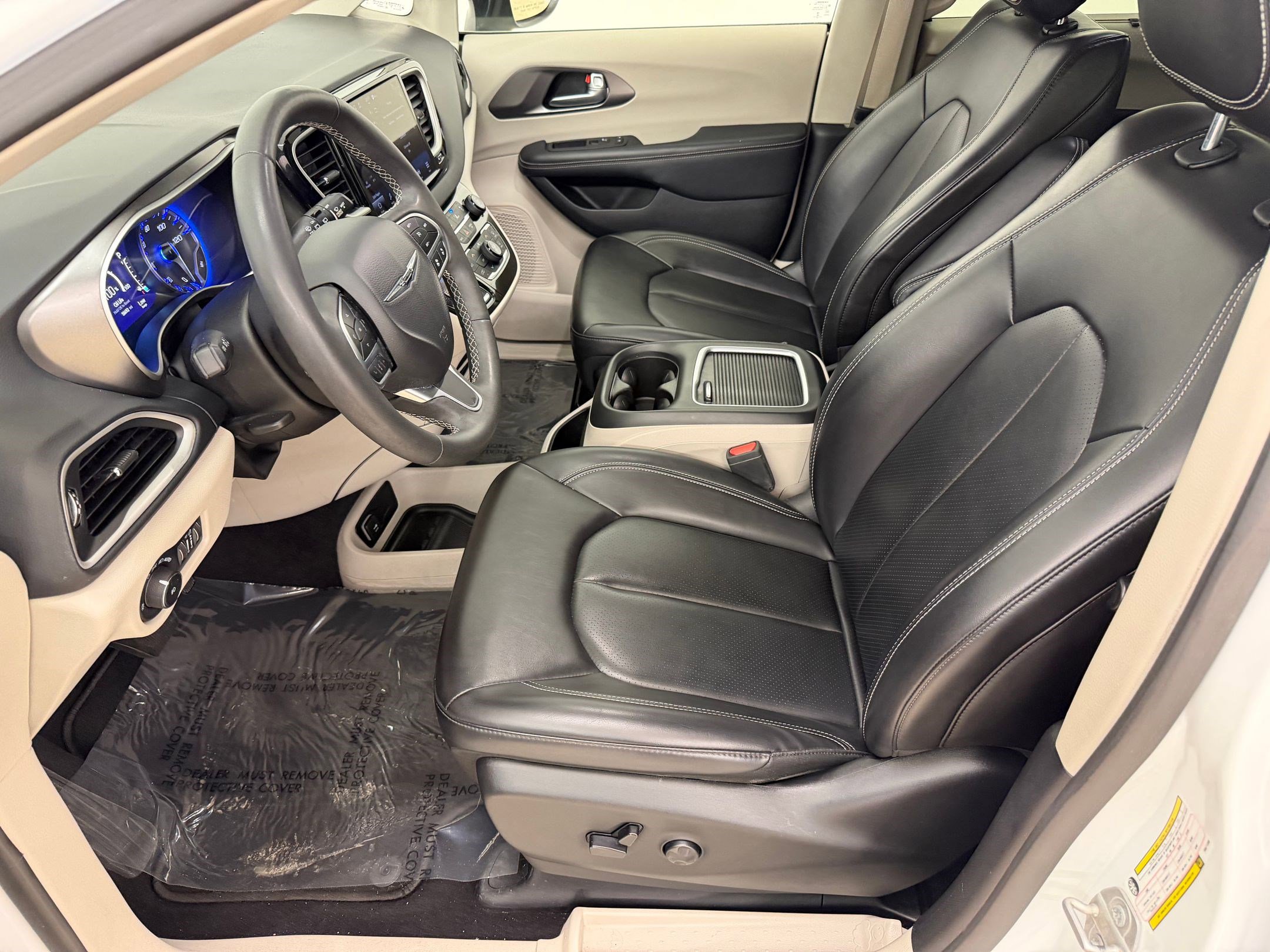 Used 2023 Chrysler Pacifica Touring-L image 5