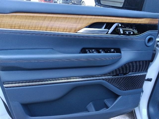 Used 2022 Jeep Grand Wagoneer Series II w/ Premium Group II AWD/4WD image 11