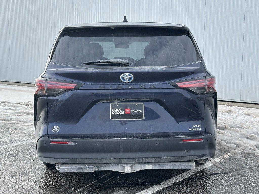 Used 2021 Toyota Sienna XLE image 2