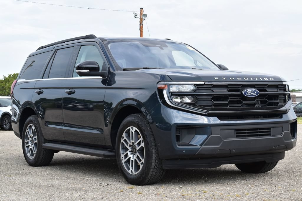Certified 2025 Ford Expedition Active AWD/4WD image 3