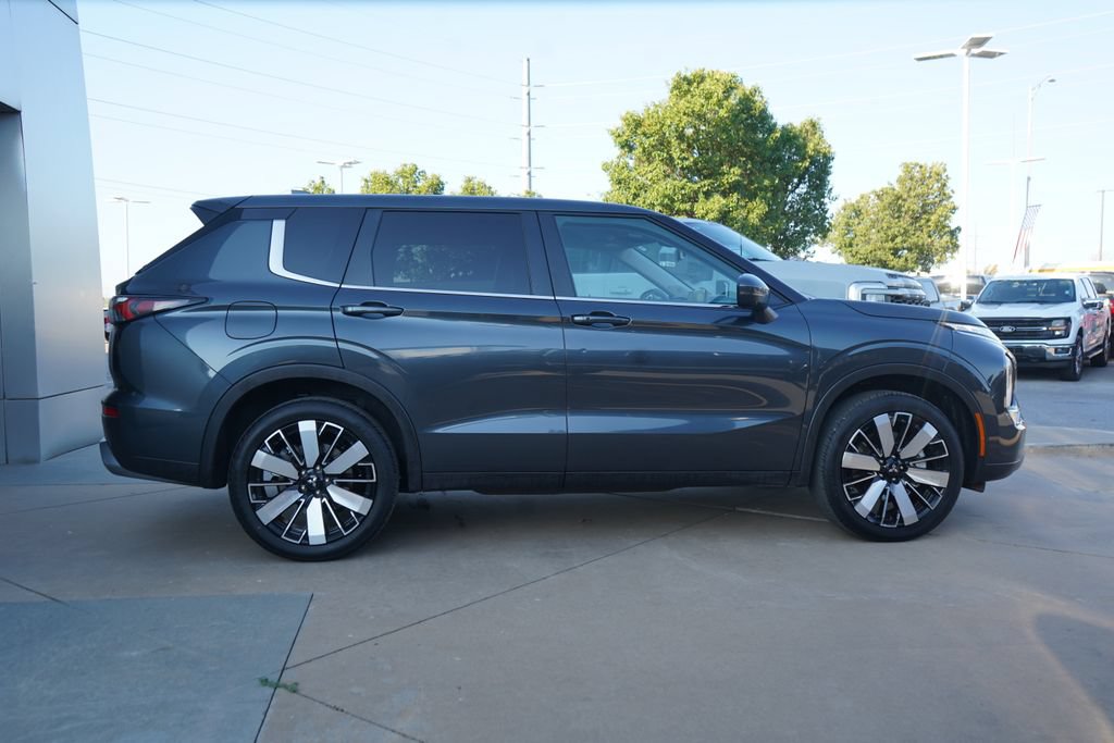 Used 2025 Mitsubishi Outlander SE FWD image 10