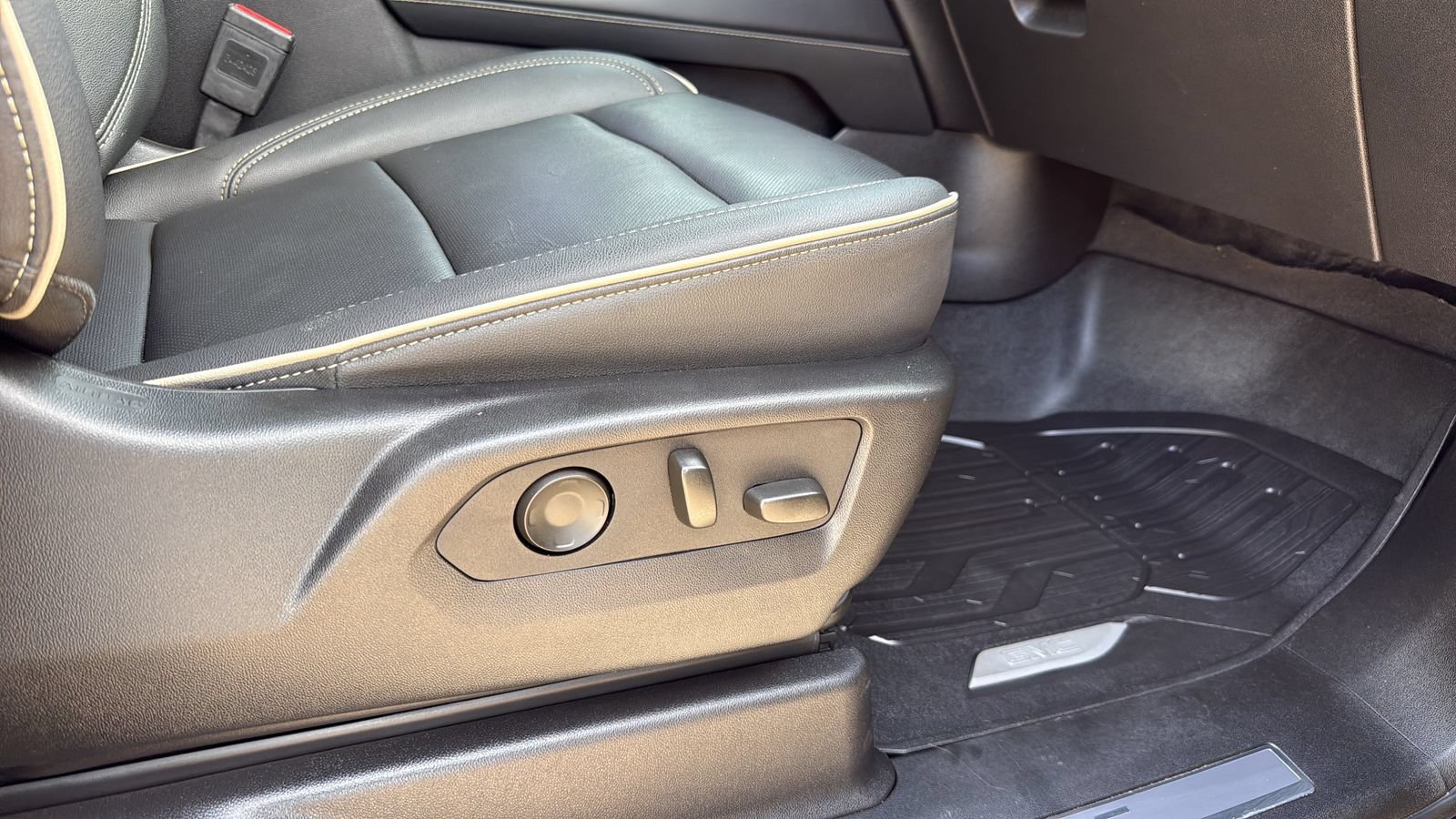 Used 2024 GMC Yukon SLT w/ SLT Luxury Package RWD image 24