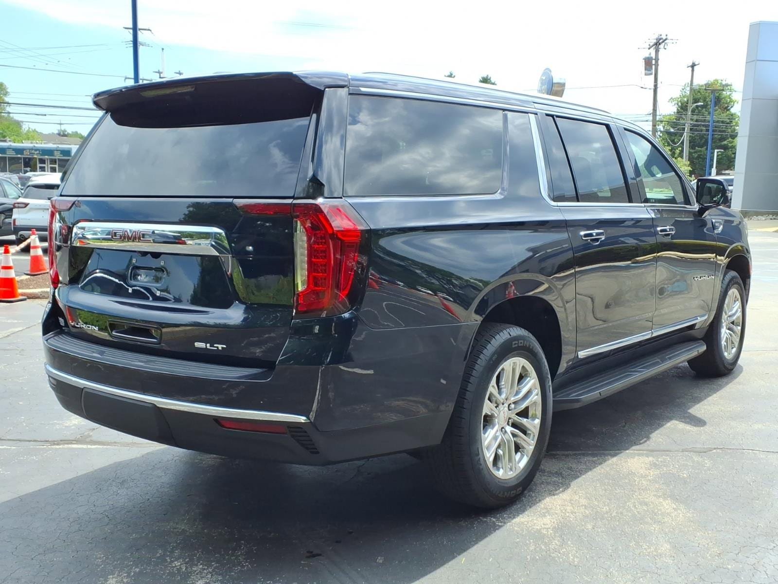 Used 2022 GMC Yukon XL SLT w/ SLT Premium Package AWD/4WD image 3