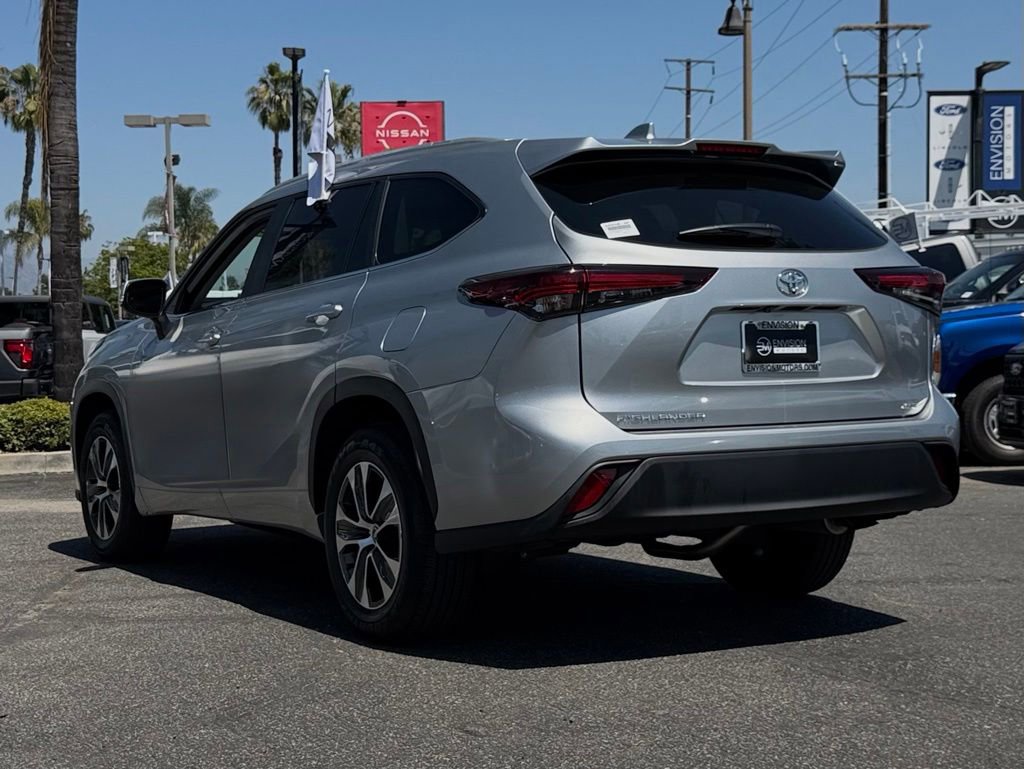 Used 2025 Toyota Highlander XLE FWD image 6