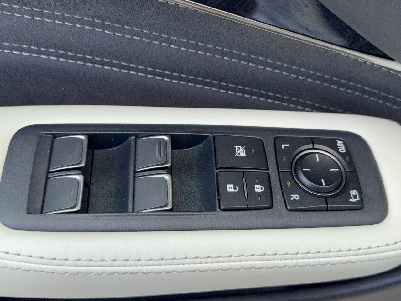 Used 2023 Lexus LS 500 w/ Interior Upgrade Package RWD image 15