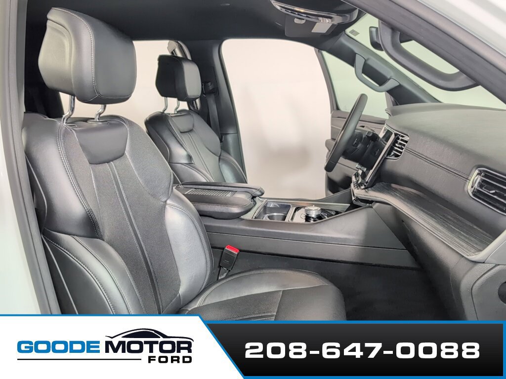 Used 2024 Jeep Wagoneer L Series II AWD/4WD image 24