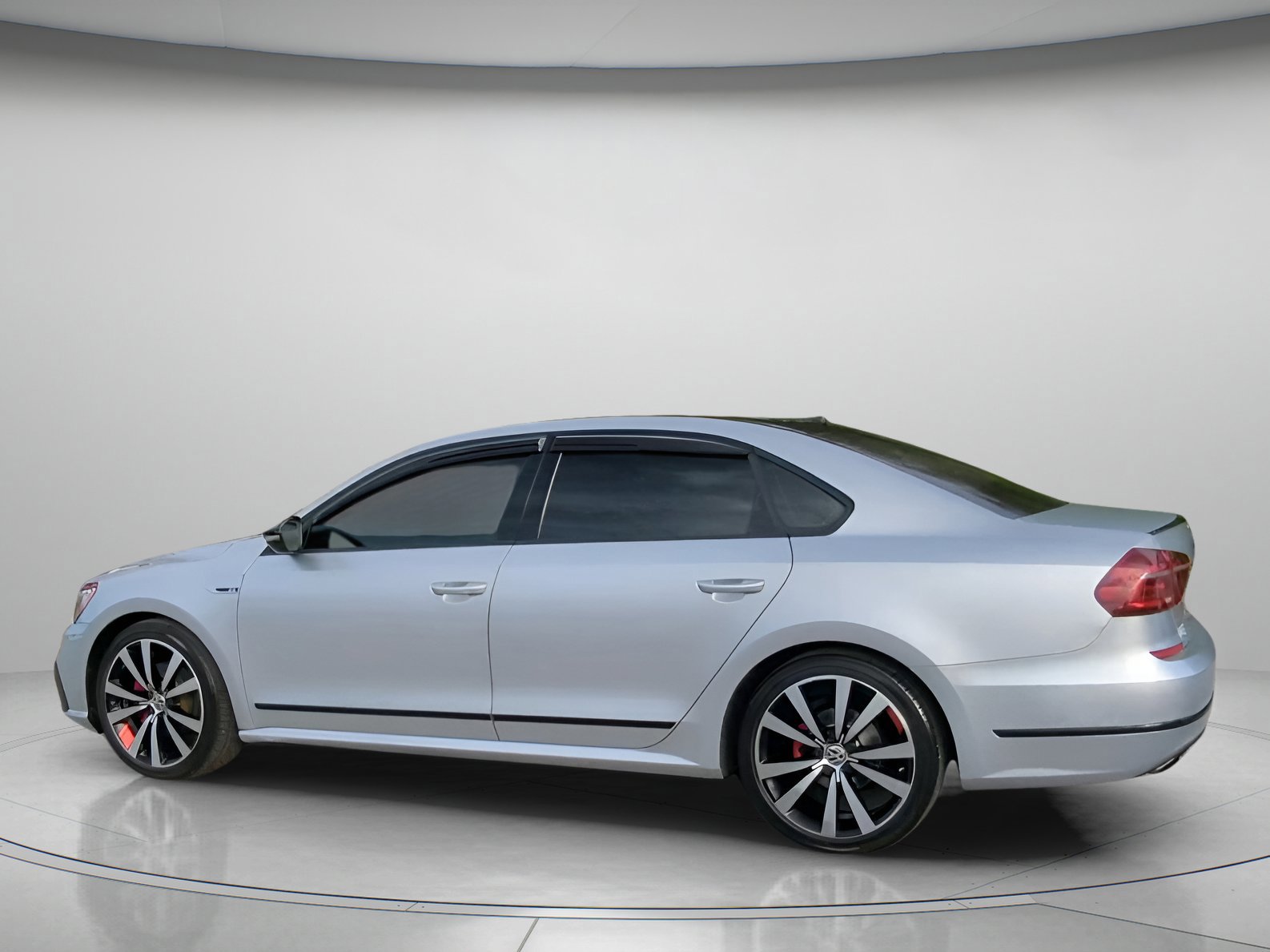 Used 2018 Volkswagen Passat GT image 10