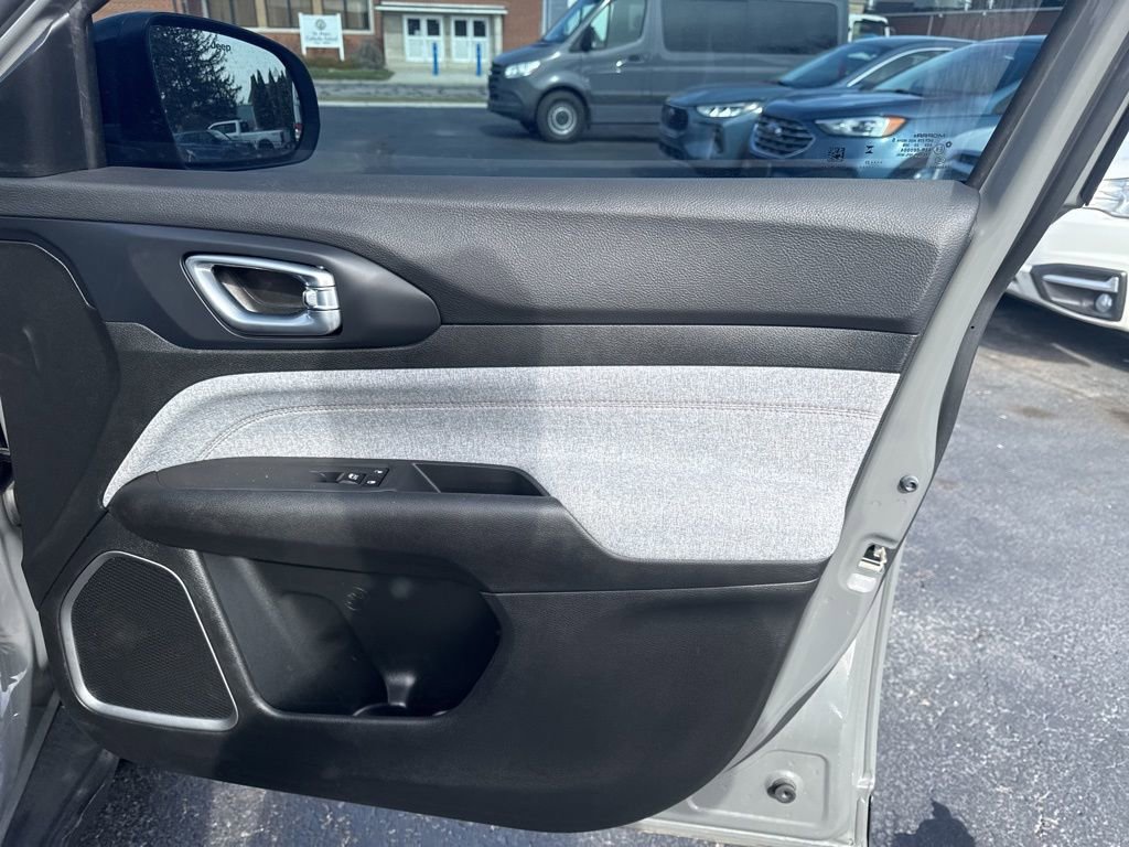 Used 2023 Jeep Compass Latitude image 40