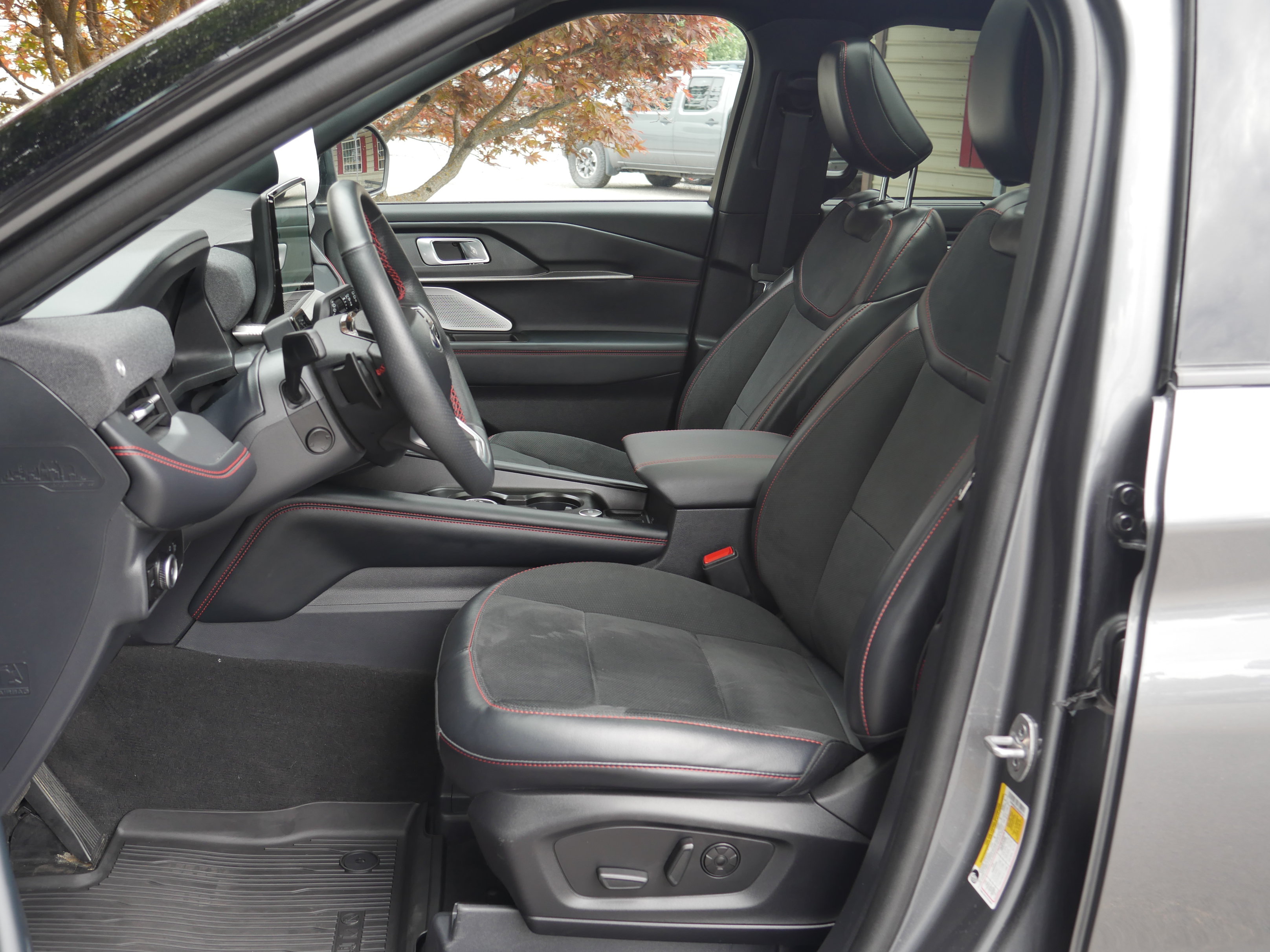 Certified 2025 Ford Explorer ST AWD/4WD image 3