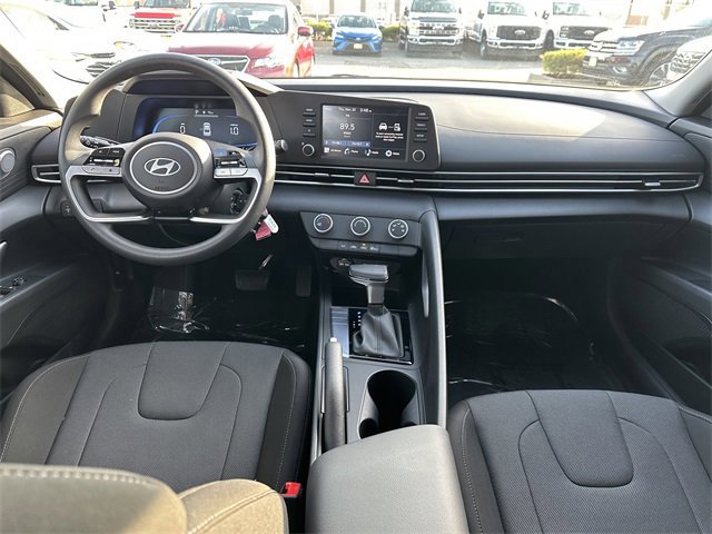 Used 2025 Hyundai Elantra SE image 16