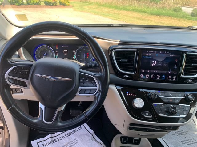 Used 2018 Chrysler Pacifica Touring-L Plus w/ Tire & Wheel Group FWD image 19