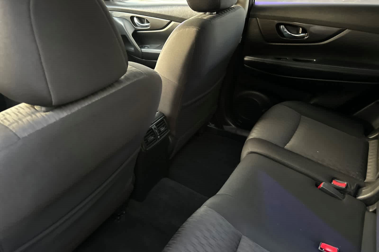 Used 2018 Nissan Rogue SV image 10