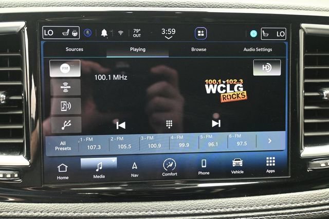 Used 2023 Chrysler Pacifica Limited FWD image 9