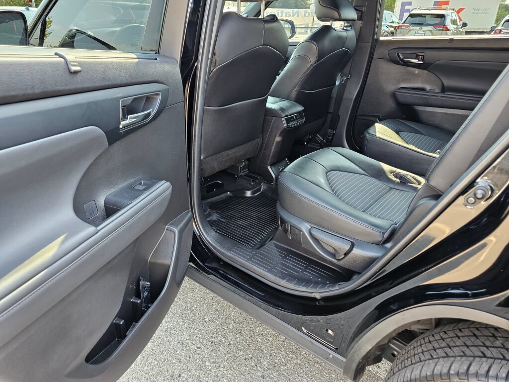 Used 2022 Toyota Highlander XSE AWD/4WD image 15