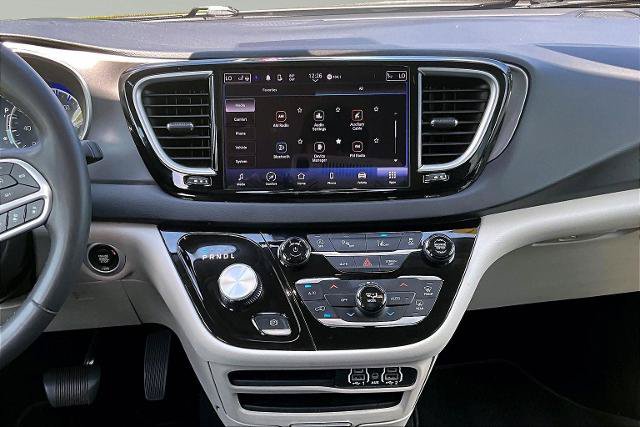 Used 2023 Chrysler Pacifica Touring-L FWD image 6