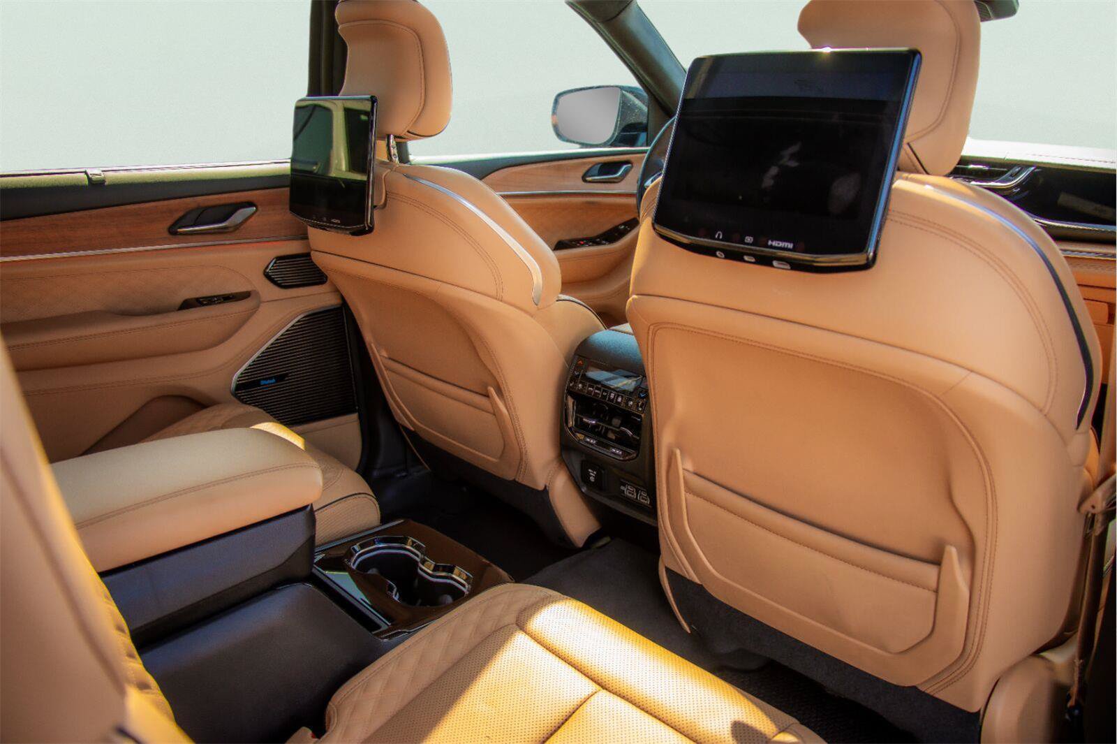 Used 2023 Jeep Grand Cherokee L Summit AWD/4WD image 9