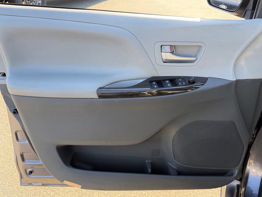 Used 2020 Toyota Sienna XLE FWD image 14