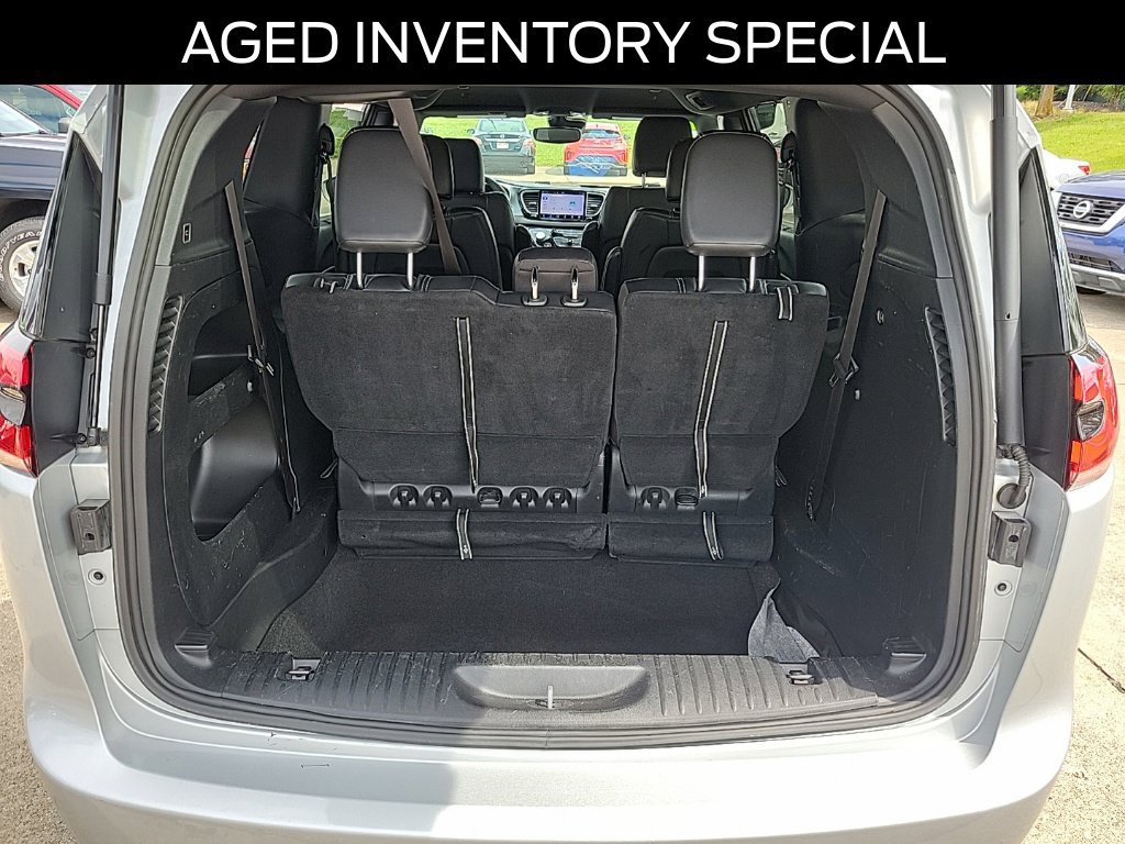 Used 2022 Chrysler Pacifica Touring-L w/ S Appearance Package FWD image 6