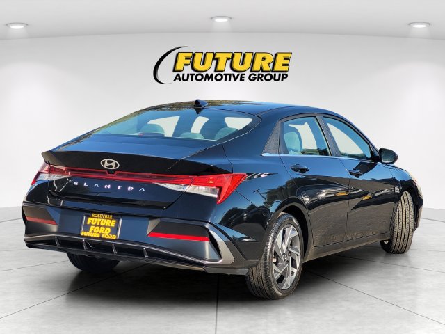Used 2025 Hyundai Elantra SEL FWD image 4
