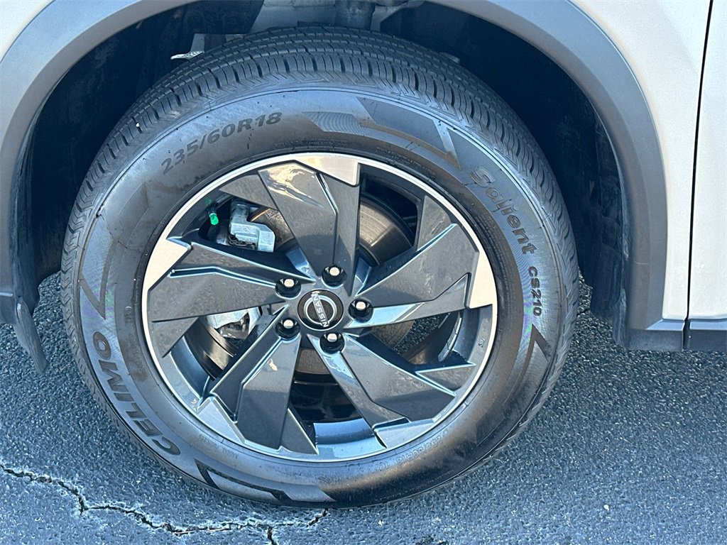 Used 2024 Nissan Rogue SV image 11