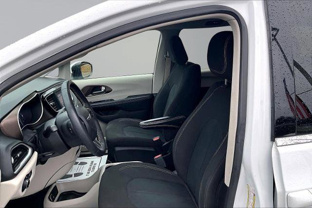Used 2022 Chrysler Voyager LX image 26