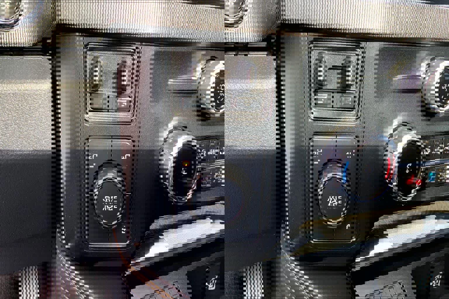 Certified 2024 Ford F350 Platinum w/ FX4 Off-Road Package image 31