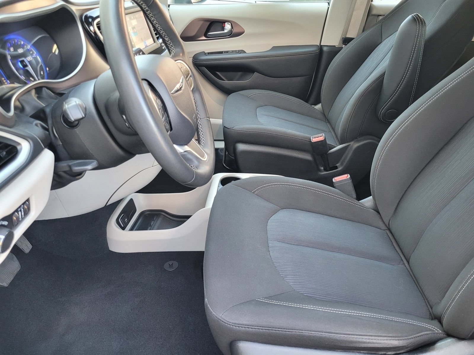 Used 2024 Chrysler Voyager LX FWD image 21