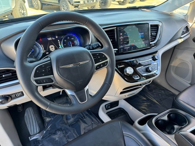 Used 2023 Chrysler Pacifica Touring-L image 10