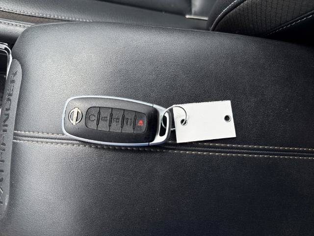 Used 2025 Nissan Pathfinder SL AWD/4WD image 32