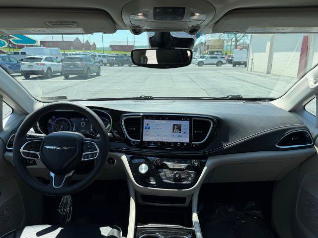 Used 2023 Chrysler Pacifica Limited AWD/4WD image 14