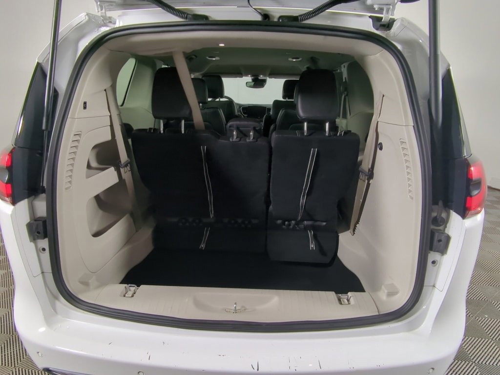 Used 2024 Chrysler Pacifica Touring-L image 9
